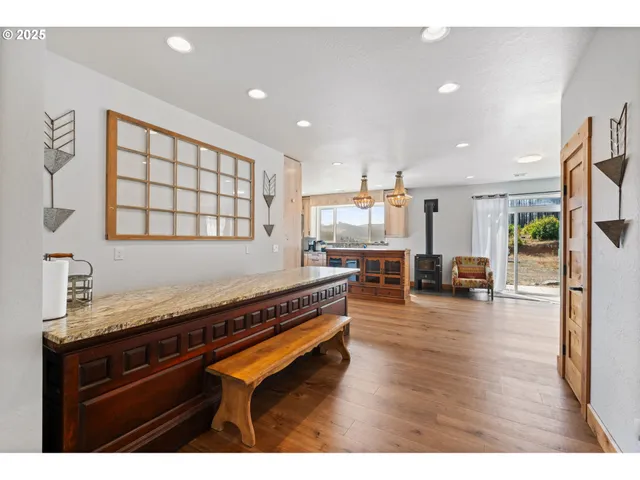 $1,599,000 | 47555 McKenzie Highway, Vida, OR 97488