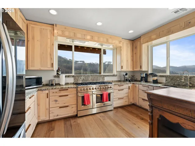 $1,599,000 | 47555 McKenzie Highway, Vida, OR 97488