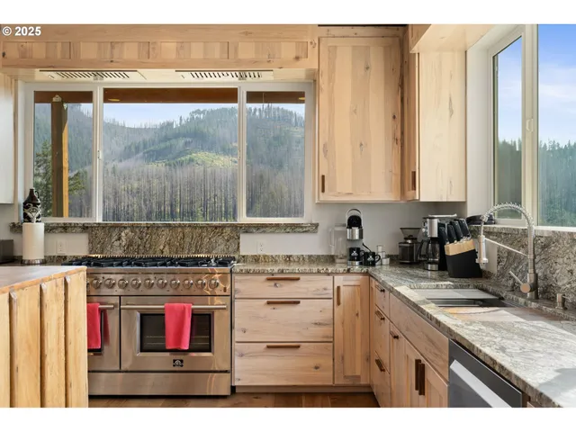 $1,599,000 | 47555 McKenzie Highway, Vida, OR 97488