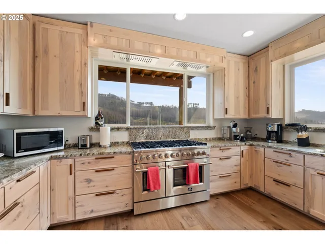 $1,599,000 | 47555 McKenzie Highway, Vida, OR 97488