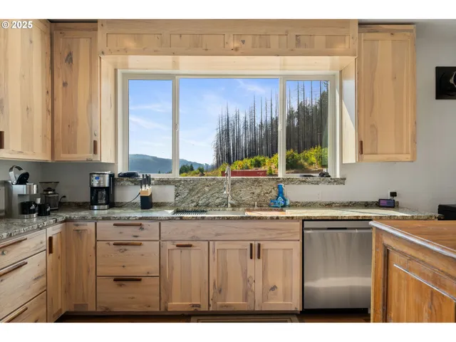 $1,599,000 | 47555 McKenzie Highway, Vida, OR 97488