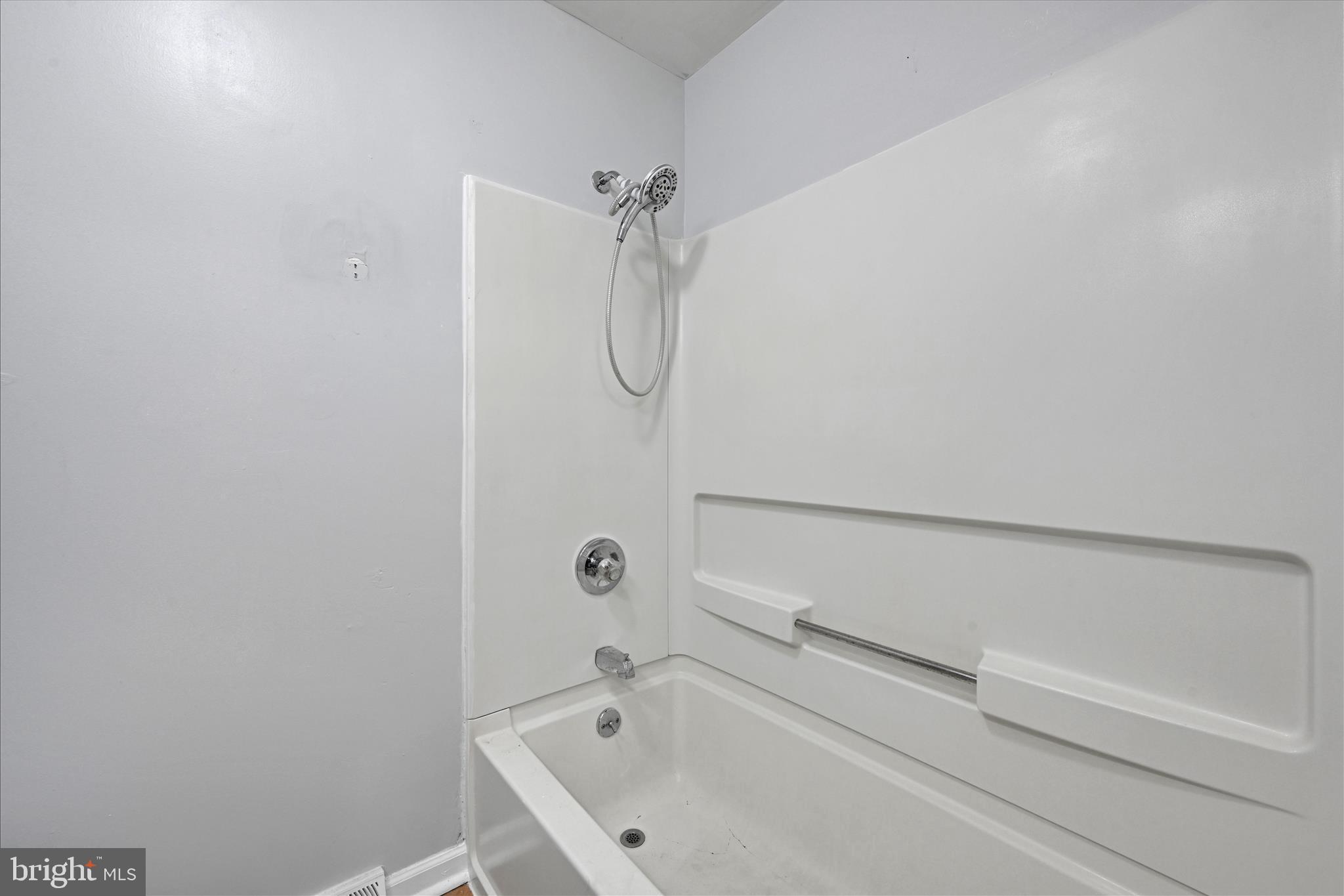 465 Pleasant View Road New Cumberland, PA 17070 - Photo 19 of 31 a bathroom with a bathtub