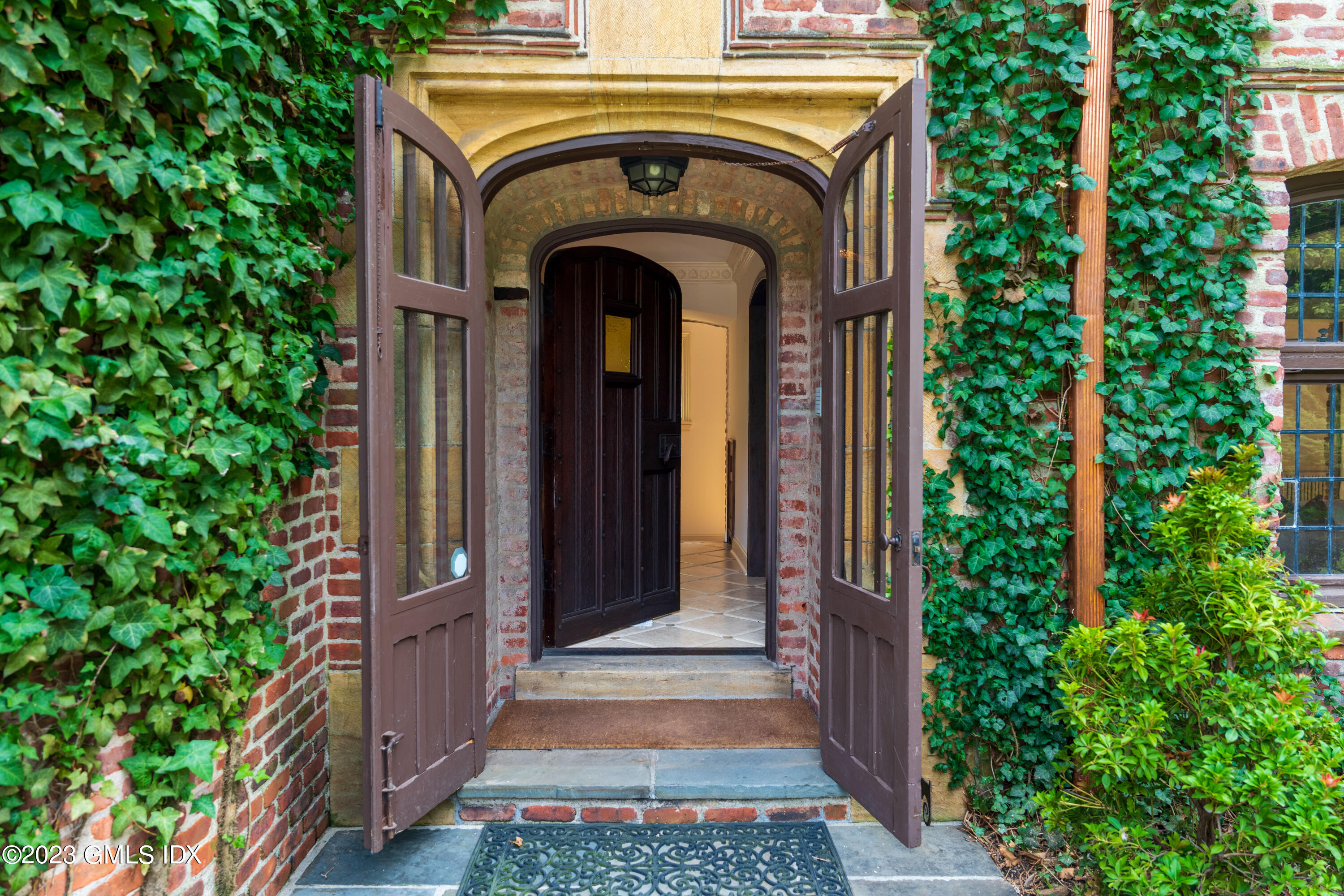 33 Midwood Road Greenwich, CT 06830 - Photo 2 of 22 a view of entrance gate of a house