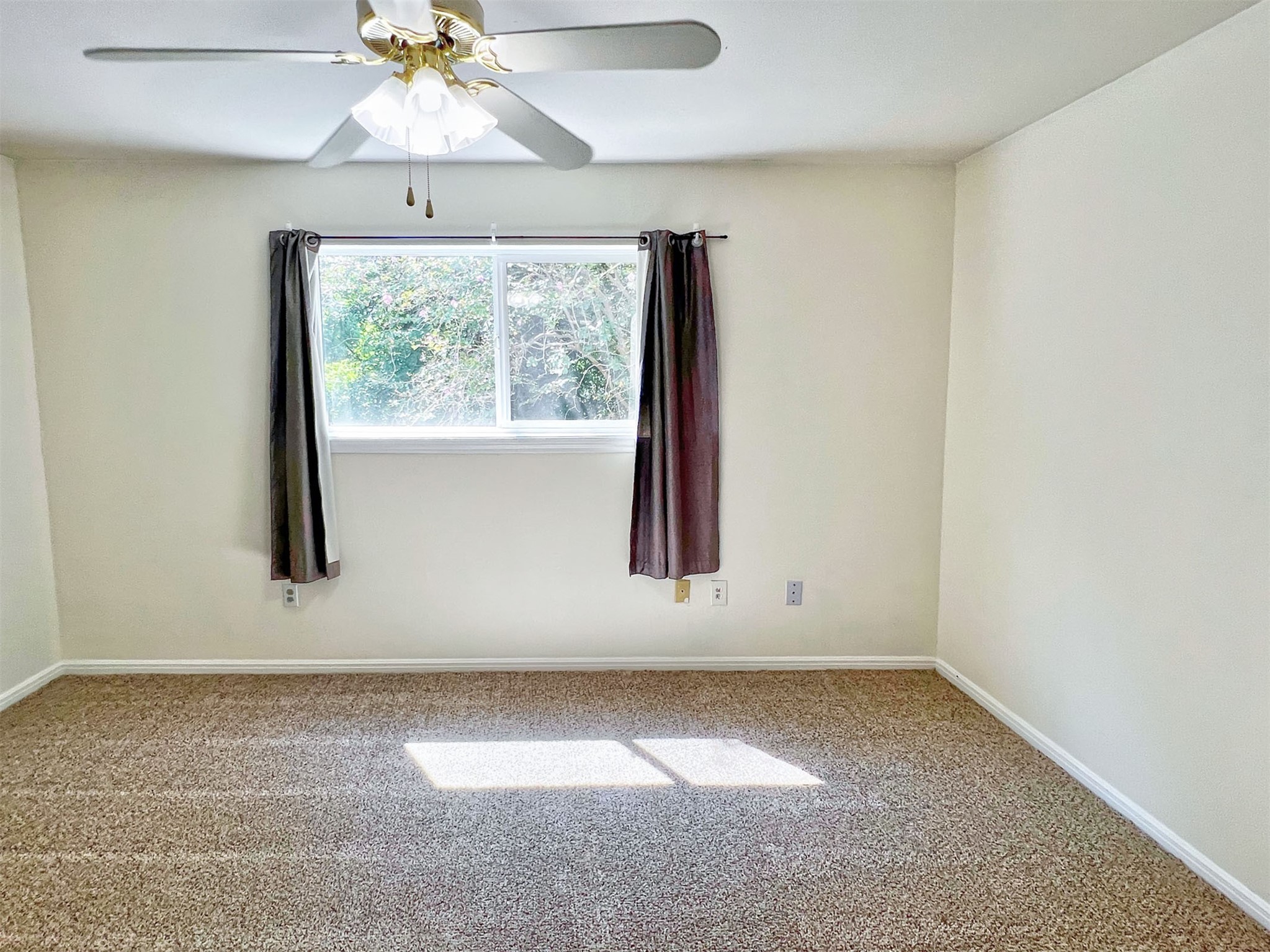 16902 Summit Oaks Lane Spring, TX 77379 - Photo 34 of 49 an empty room with a window and a ceiling fan