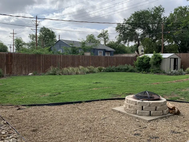 a view of a back yard