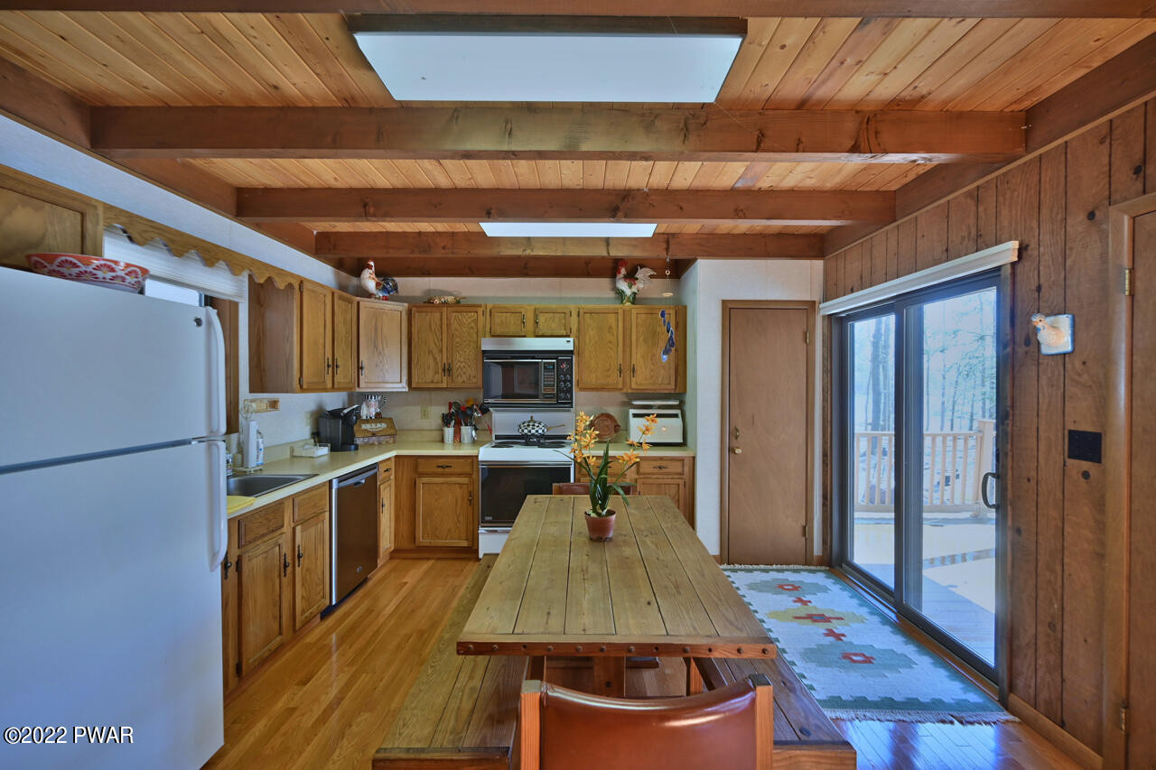 KITCHEN/DINING
