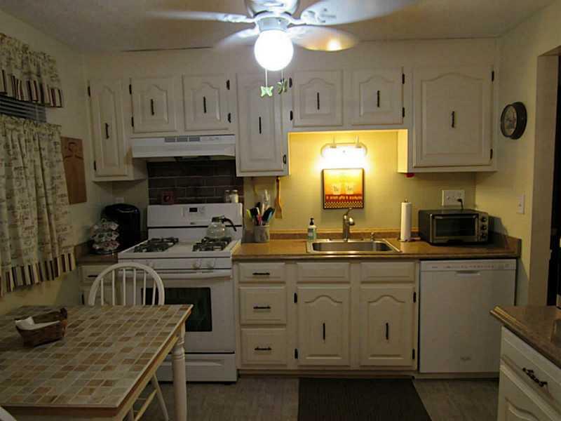 643 Deer Watch Road Bridgeville, PA 15017 - Photo 5 of 24 Kitchen.
