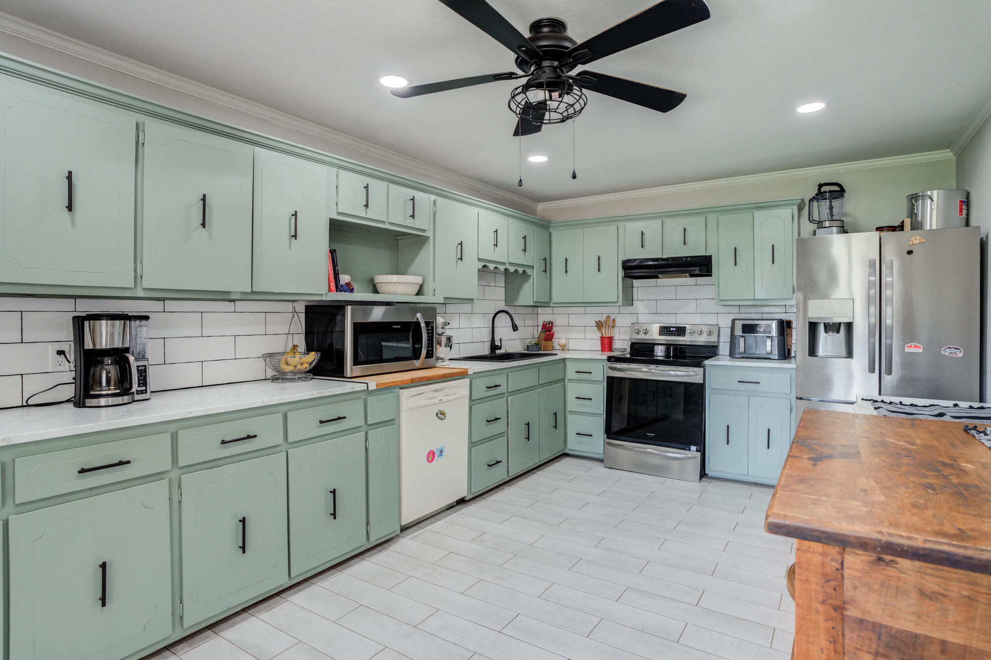 811 Borger Plainview, TX 79072 - Photo 3 of 32 811-Borger_Plainview-TX_11_Kichen