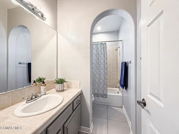 a view of an house with backyard and garden