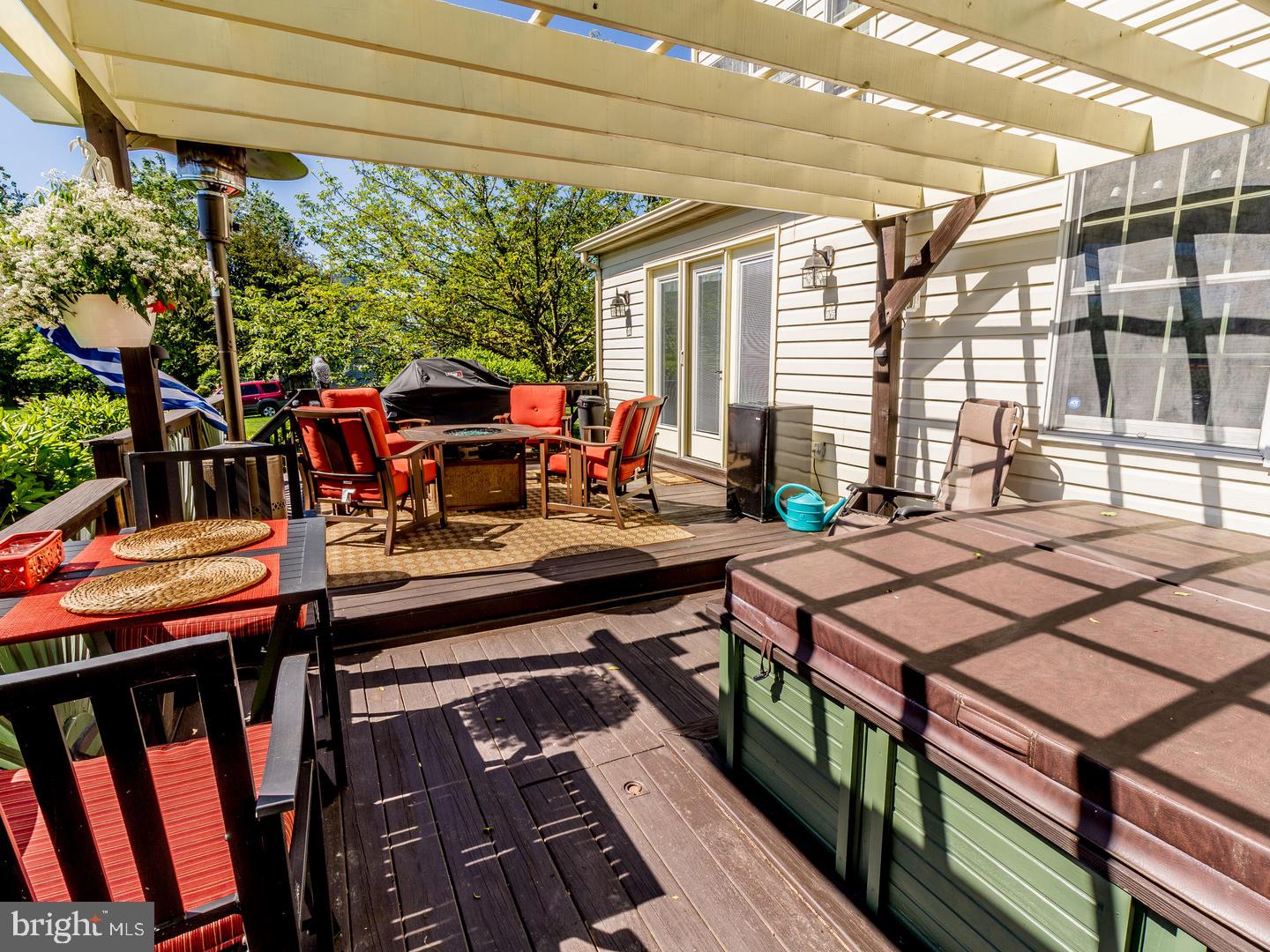 A large deck for entertaining