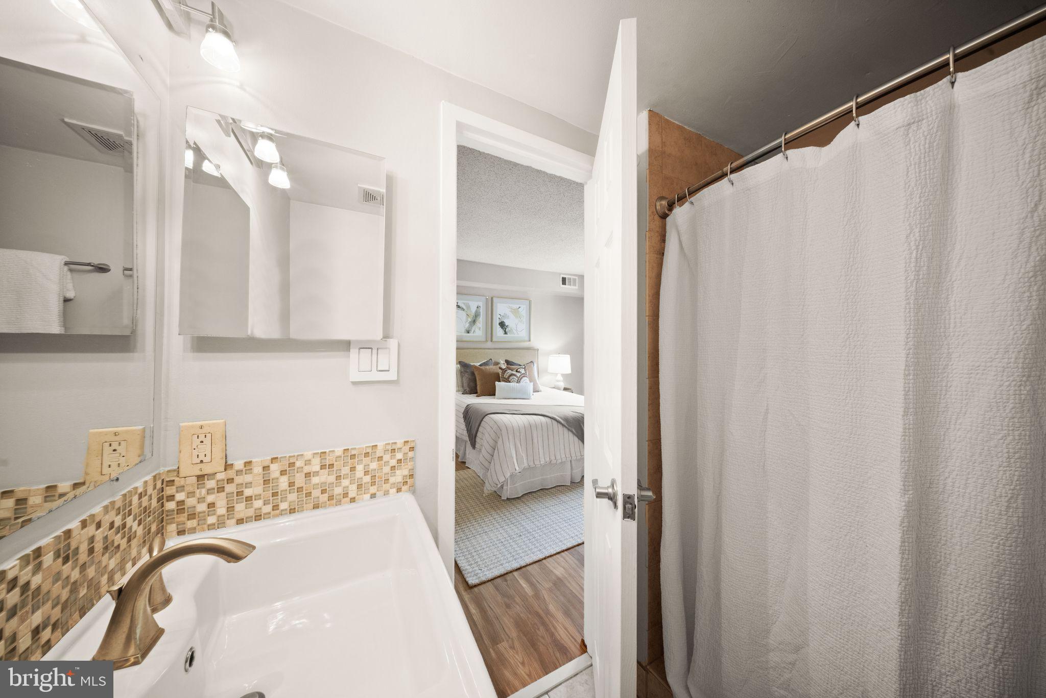 11657 Stoneview Square, Unit 97/11C Reston, VA 20191 - Photo 26 of 40 Bathroom 1
