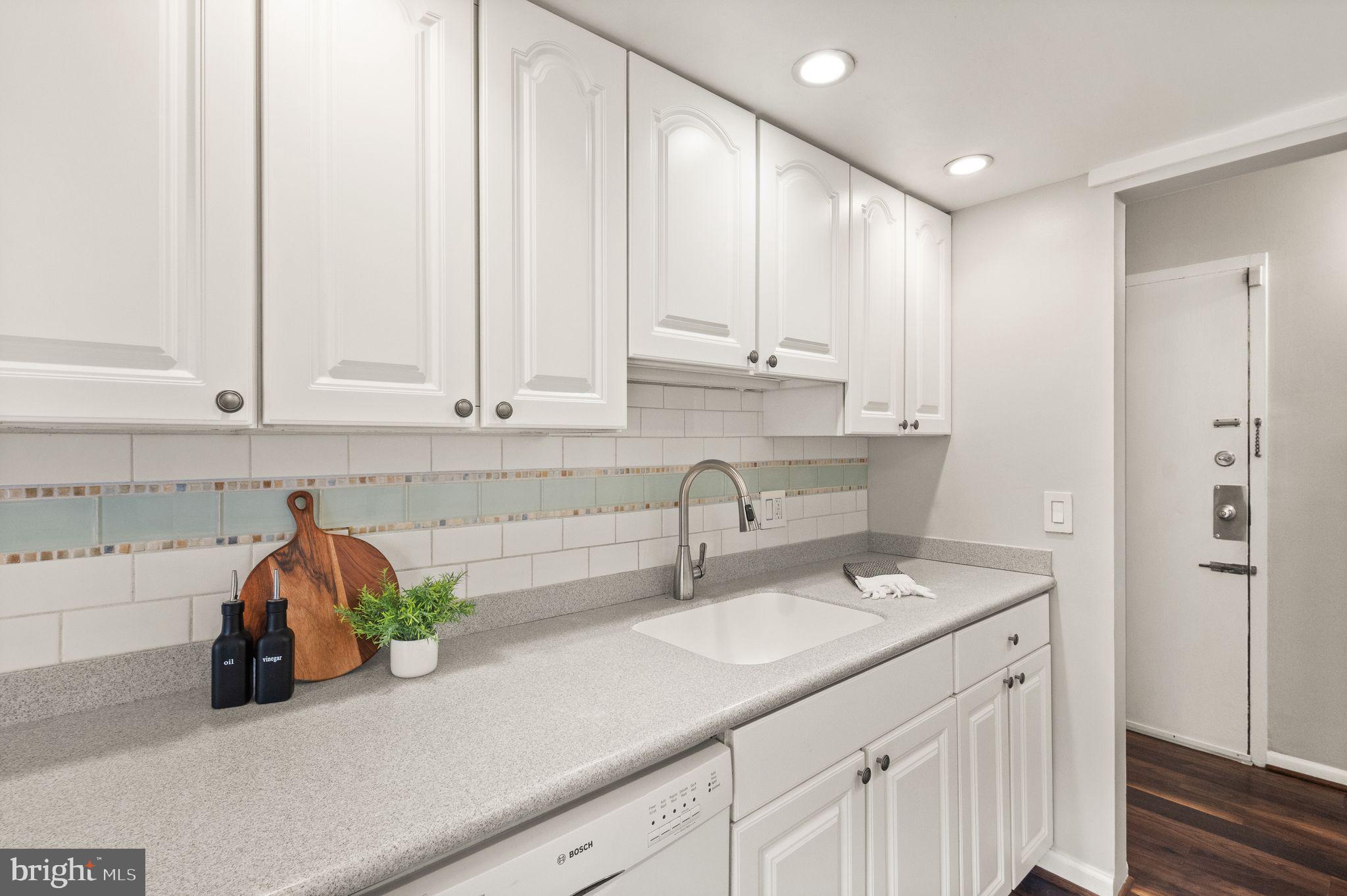 11657 Stoneview Square, Unit 97/11C Reston, VA 20191 - Photo 8 of 40 Kitchen