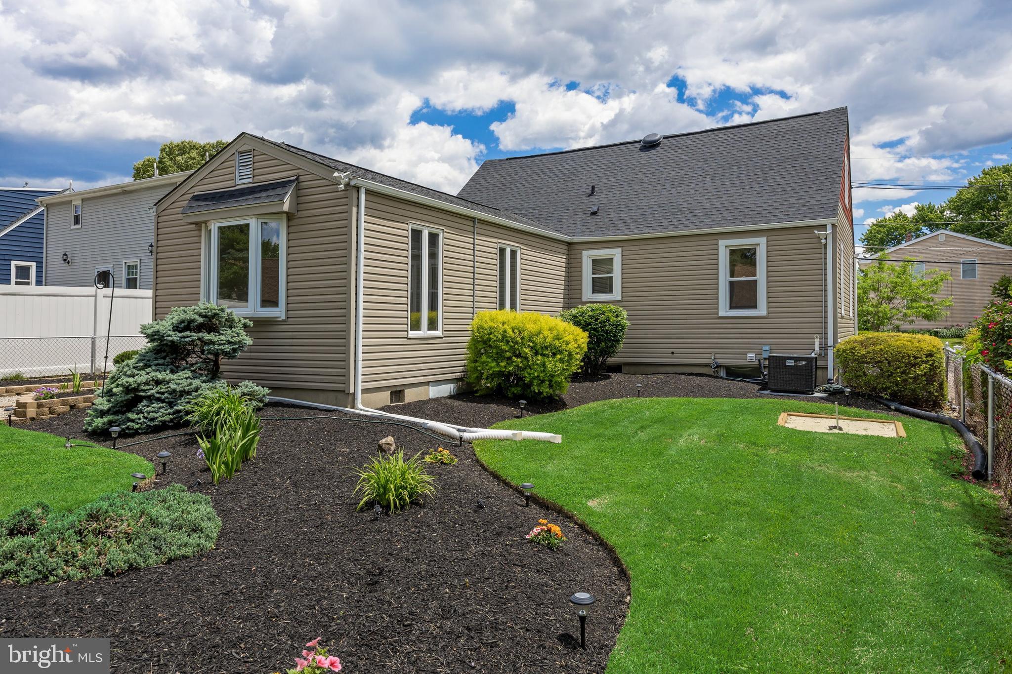 937 Clements Bridge Road Barrington, NJ 08007 - Photo 5 of 34 a front view of house with yard