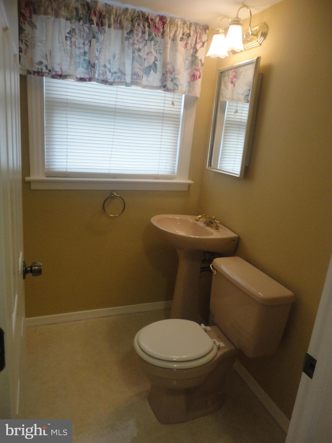 340 Larchwood Road Springfield, PA 19064 - Photo 23 of 32 2nd Flr Powder Room