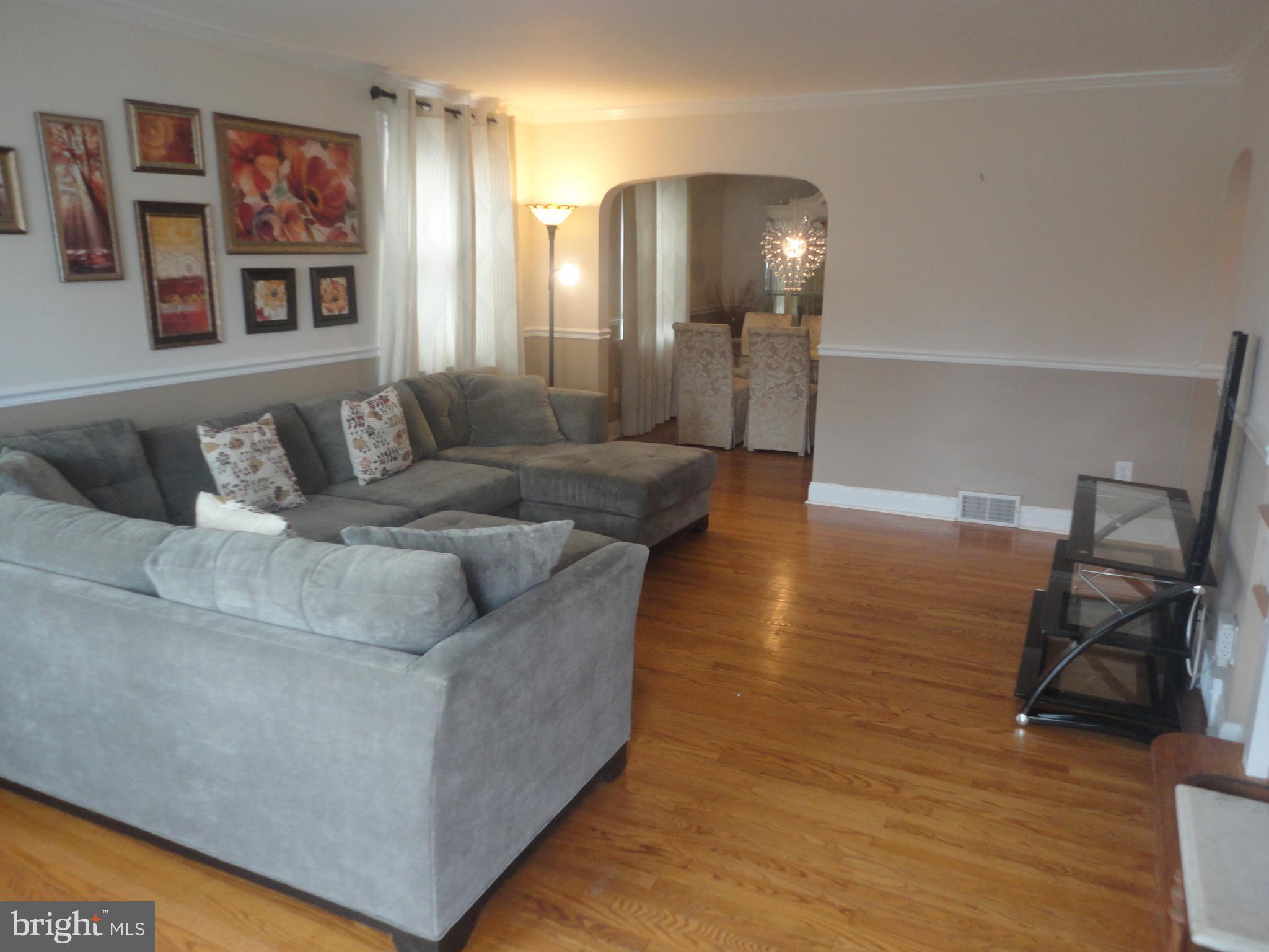 340 Larchwood Road Springfield, PA 19064 - Photo 4 of 32 Living Room