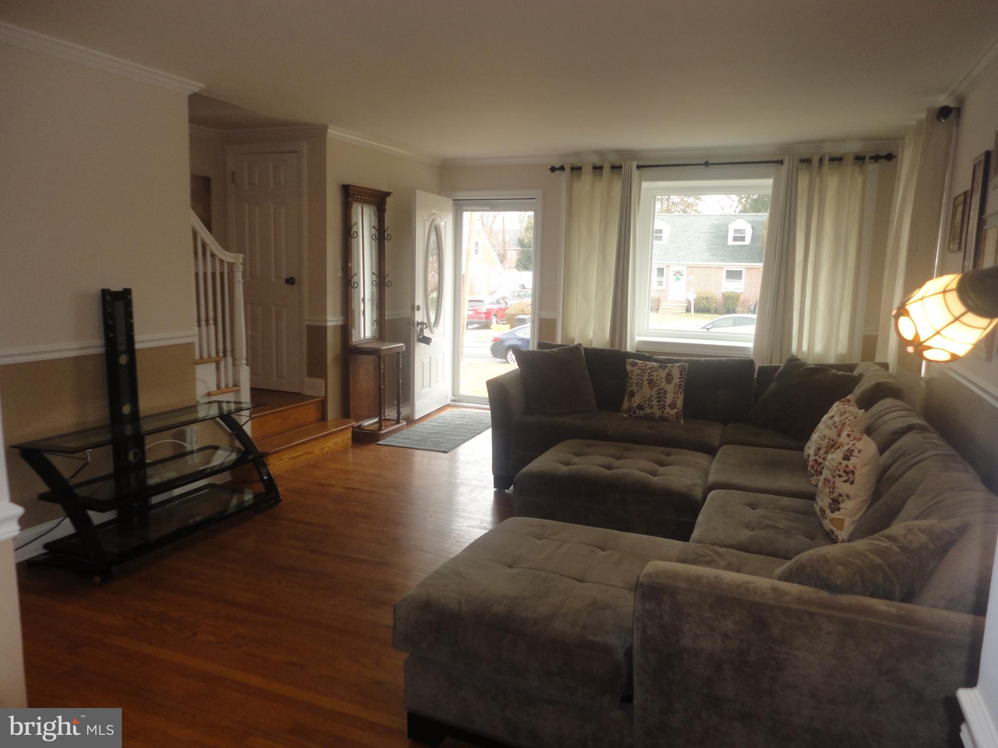340 Larchwood Road Springfield, PA 19064 - Photo 5 of 32 Looking toward front door