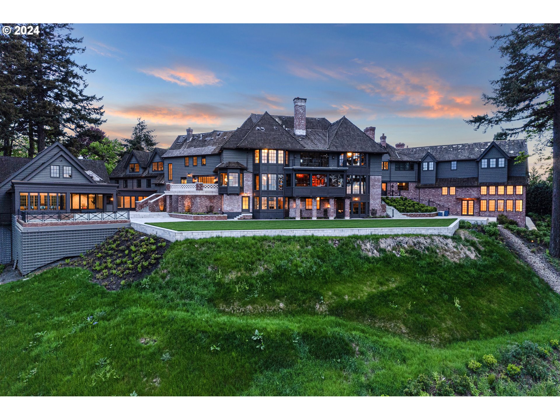 4311 Southwest Greenleaf Drive Portland, OR 97221 - Photo 2 of 41