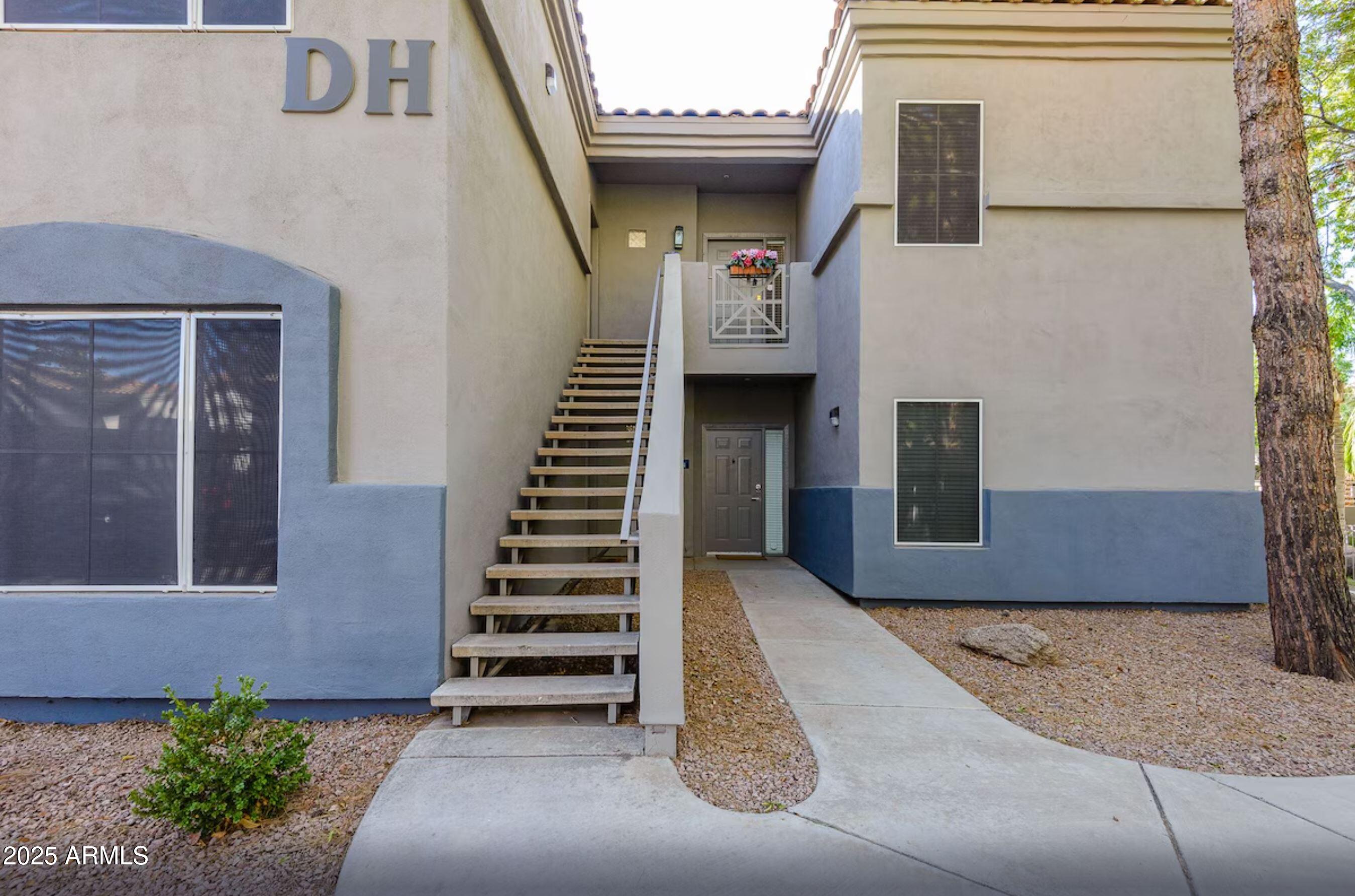 600 West Grove Parkway Tempe, AZ 85283 - Photo 2 of 23 a view of entryway and hall