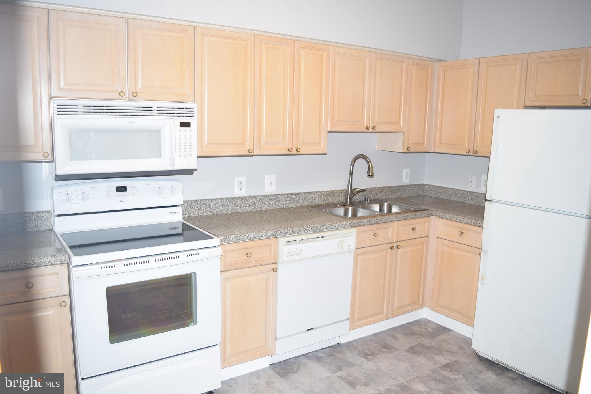 19375 Cypress Ridge Terrace, Unit 502 Leesburg, VA 20176 - Photo 14 of 43 Beautiful maple cabinets
