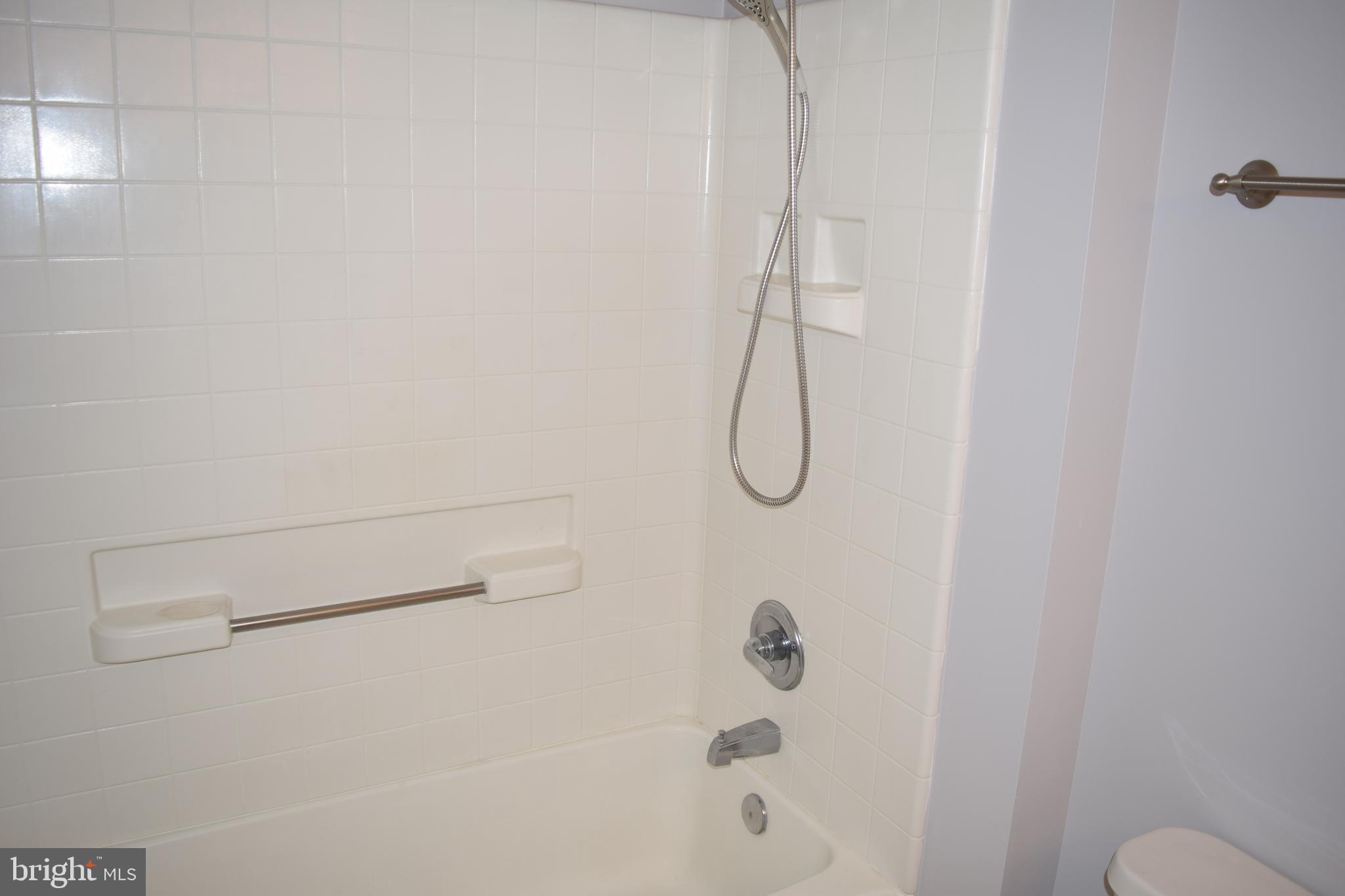 19375 Cypress Ridge Terrace, Unit 502 Leesburg, VA 20176 - Photo 26 of 43 2nd bedroom bath with tub