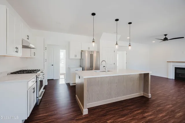 $794,900 | 6 Royal Court, Colonie, NY 12047