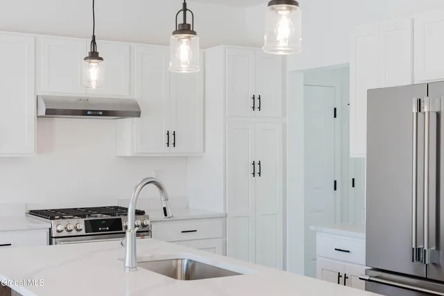 $794,900 | 6 Royal Court, Colonie, NY 12047