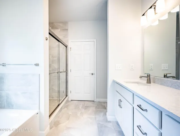 $794,900 | 6 Royal Court, Colonie, NY 12047