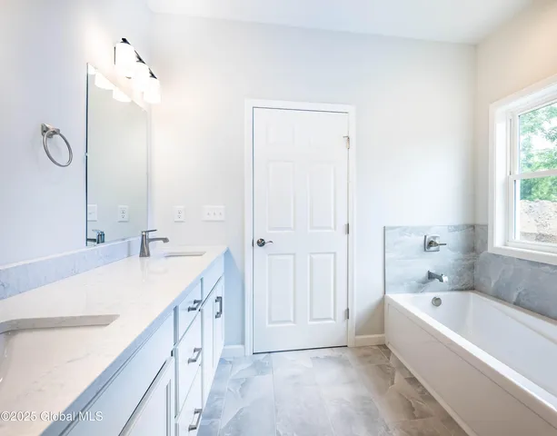 $794,900 | 6 Royal Court, Colonie, NY 12047