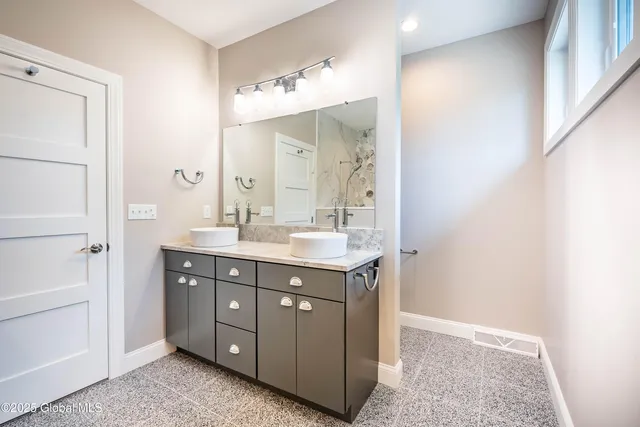 $794,900 | 6 Royal Court, Colonie, NY 12047