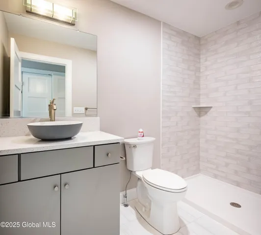 $794,900 | 6 Royal Court, Colonie, NY 12047