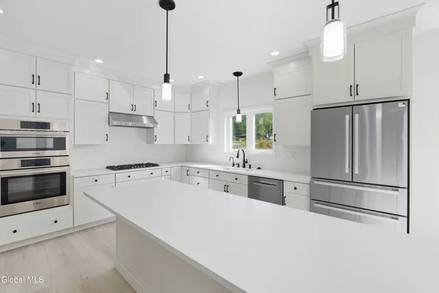 $794,900 | 6 Royal Court, Colonie, NY 12047