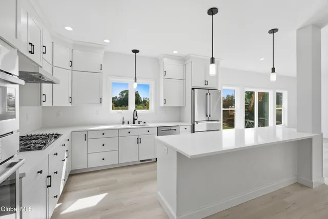 $794,900 | 6 Royal Court, Colonie, NY 12047