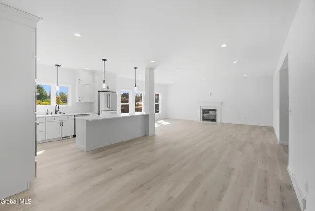 $794,900 | 6 Royal Court, Colonie, NY 12047