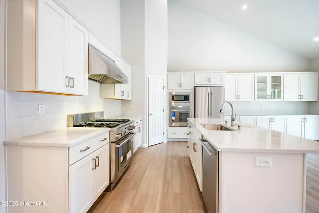 $794,900 | 6 Royal Court, Colonie, NY 12047