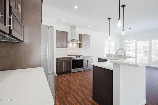 $794,900 | 6 Royal Court, Colonie, NY 12047