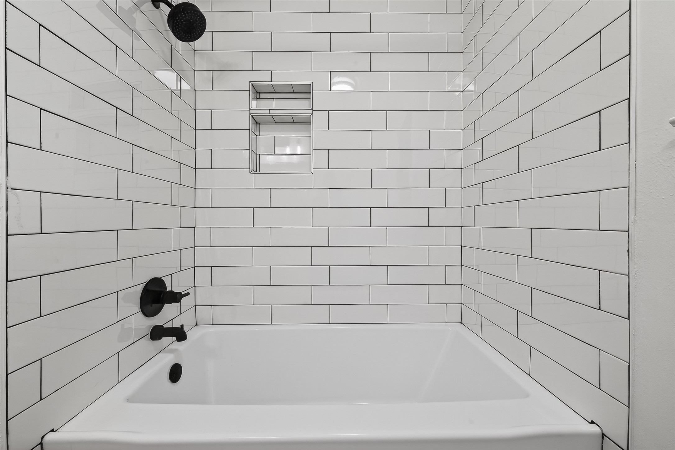 2018 Village Ct Lane Rosenberg, TX 77471 - Photo 35 of 50 a bathroom with a bathtub