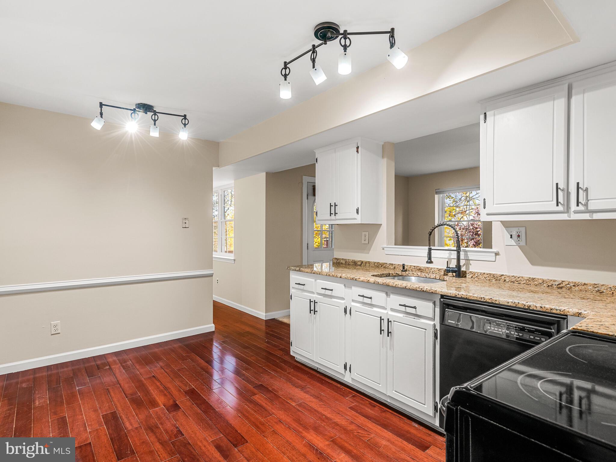 222 Llandovery Drive Exton, PA 19341 - Photo 11 of 32 Eating Area in Kitchen