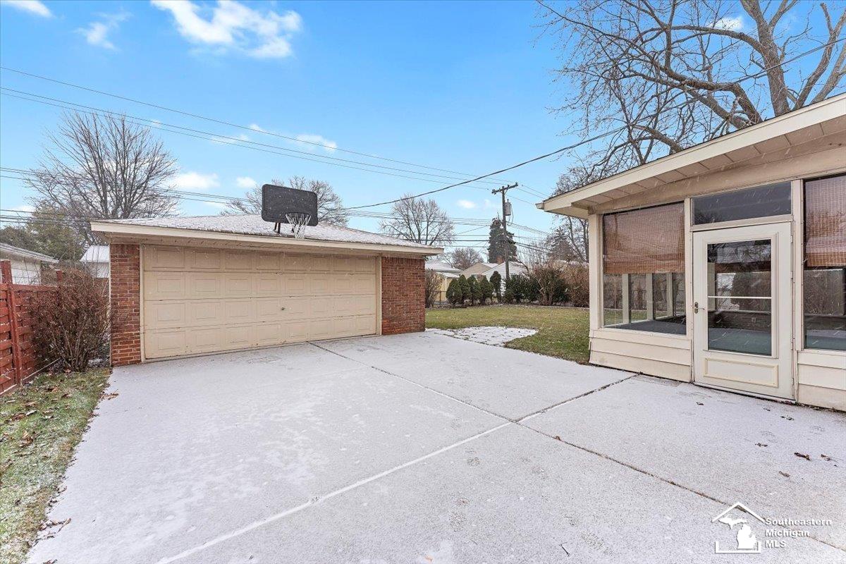 2531 Middlefield Road Trenton, MI 48183 - Photo 23 of 26 50163922-575ac63c-533f-4a8f-9b93-84e3ad5e31af.JPG