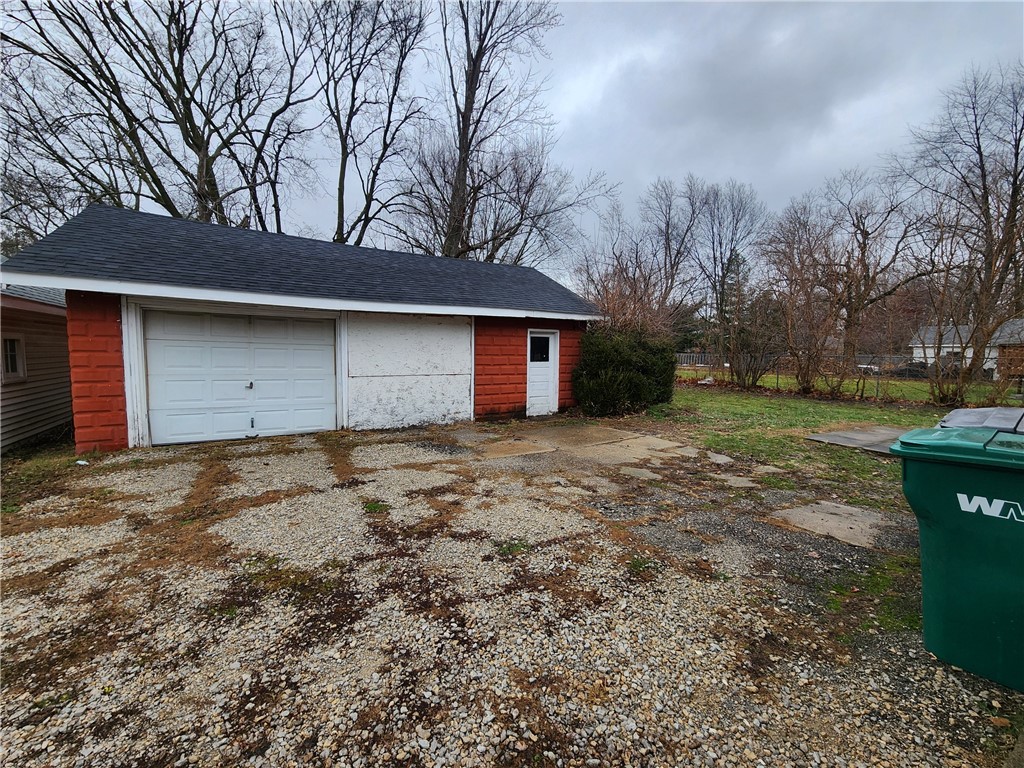 290 East Maryland Heights Road Decatur, IL 62526 - Photo 33 of 35 2 Car garage