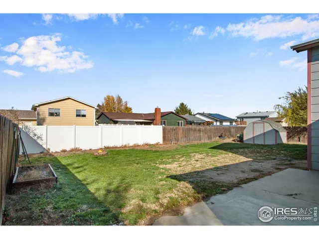 a view of a back yard