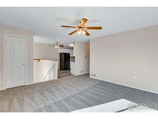 a view of empty room with a ceiling fan