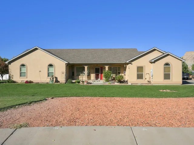 a view of an house with backyard and garden