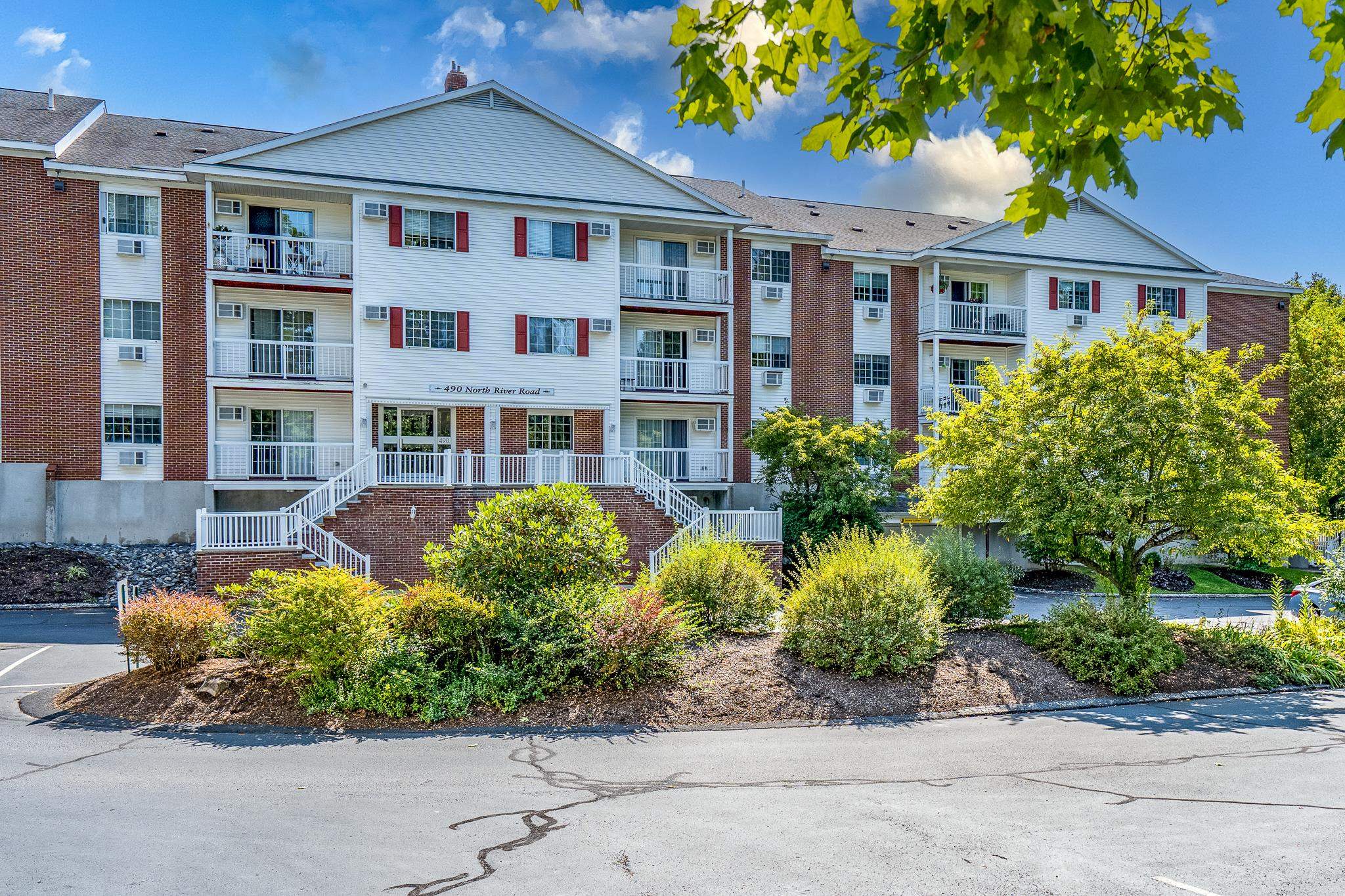 490 River Road, Unit 13 Manchester, NH 03104 - Photo 1 of 27