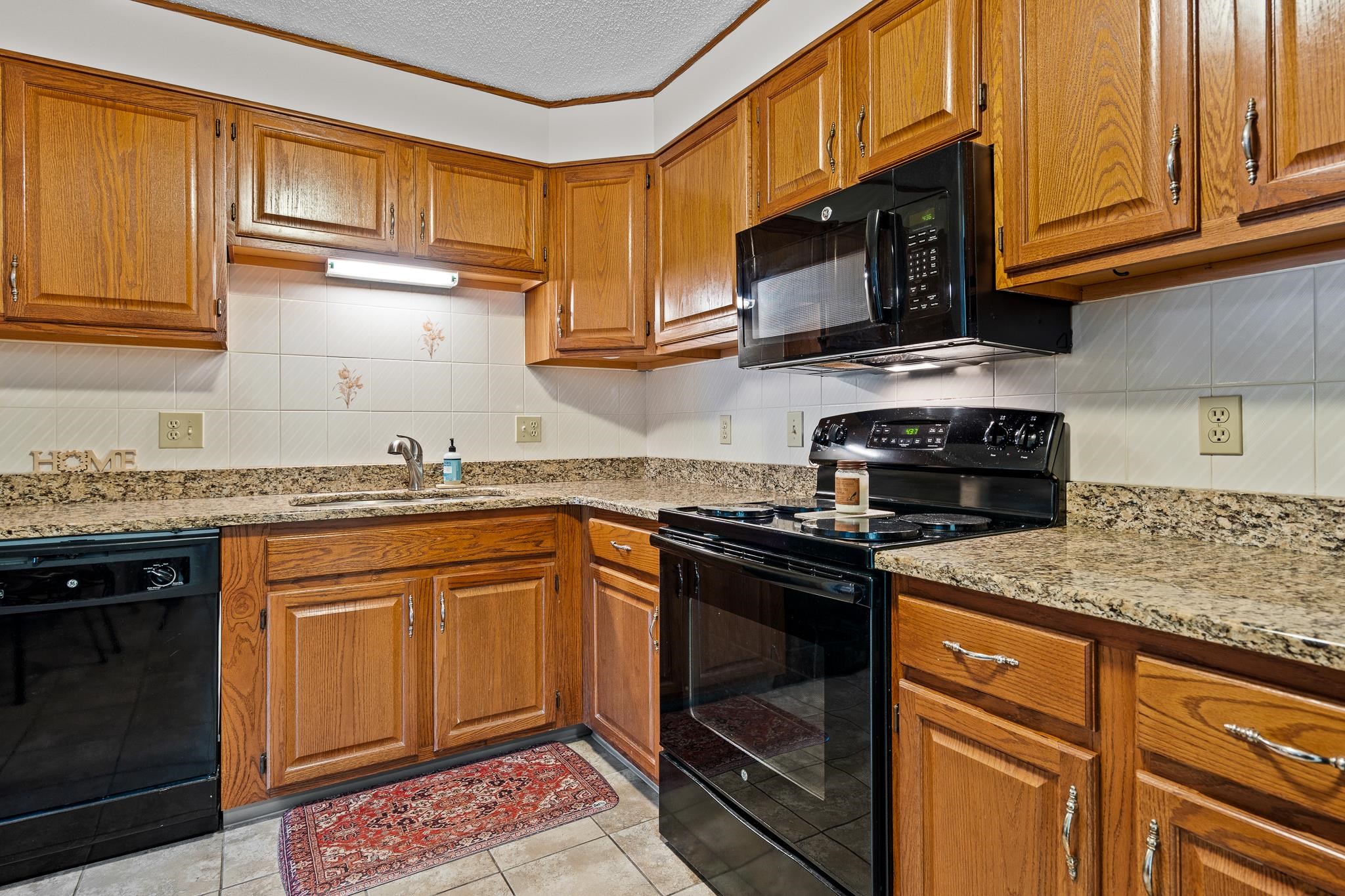 490 River Road, Unit 13 Manchester, NH 03104 - Photo 9 of 27