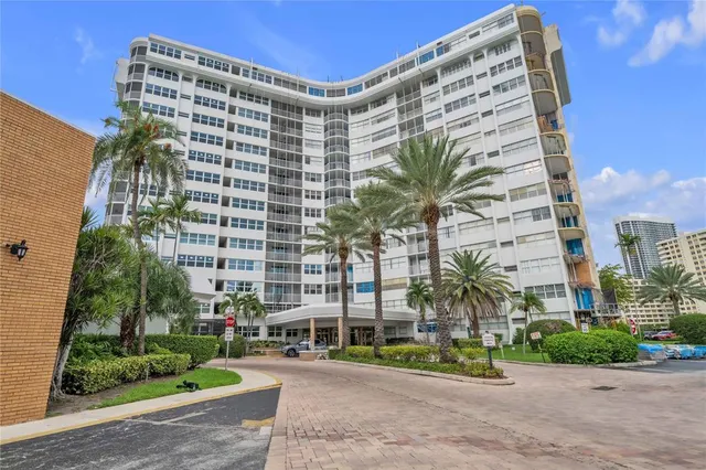 a view of a livingroom with furniture and furniture