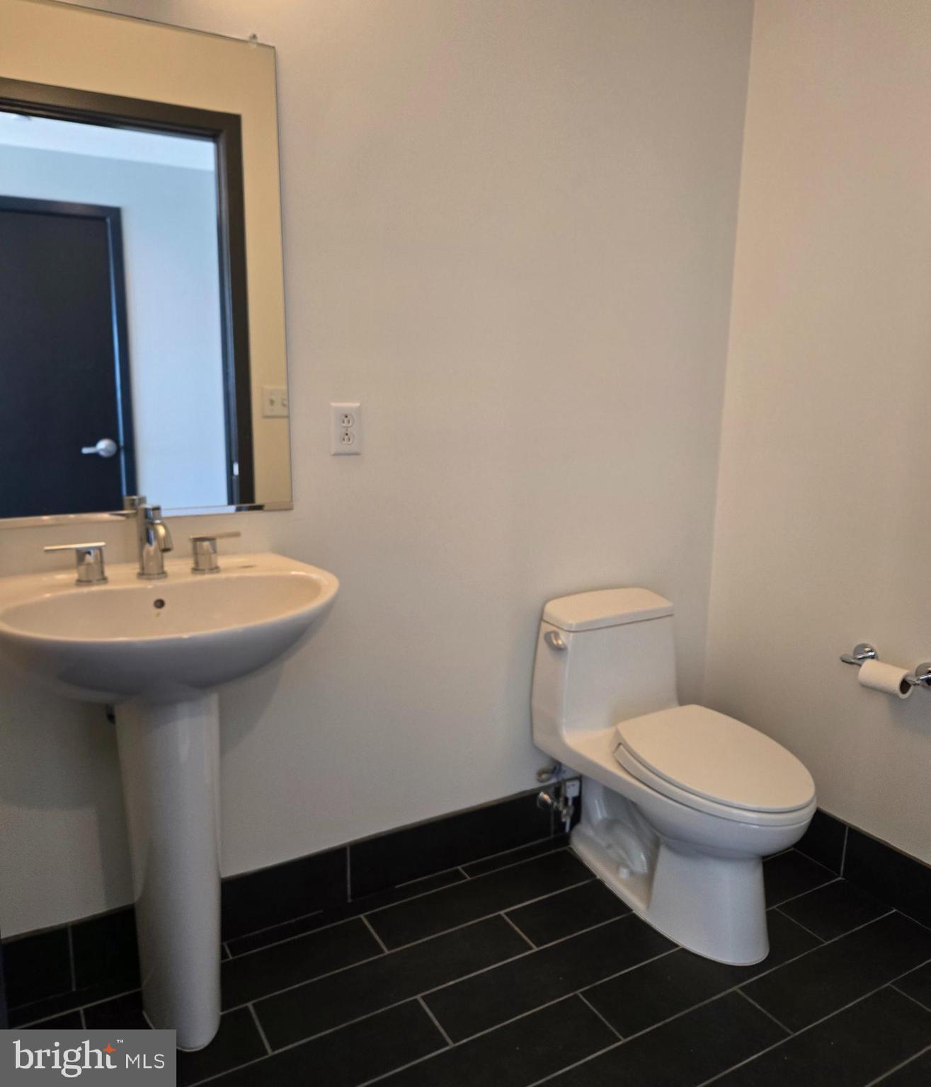 1200 Steuart Street, Unit 1913 Baltimore, MD 21230 - Photo 14 of 57 Contemporary powder room.