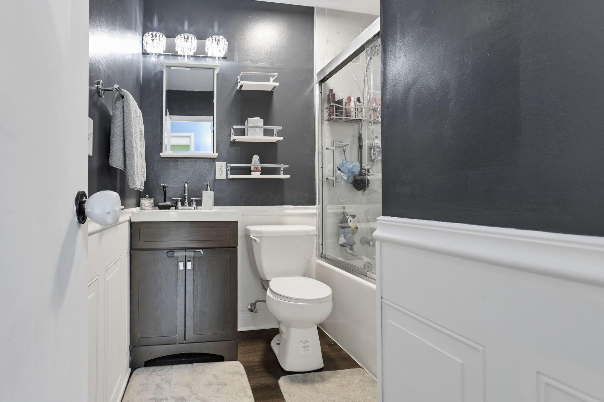 372 Sturbridge Road Columbus, OH 43228 - Photo 28 of 50 Main Hall Bathroom