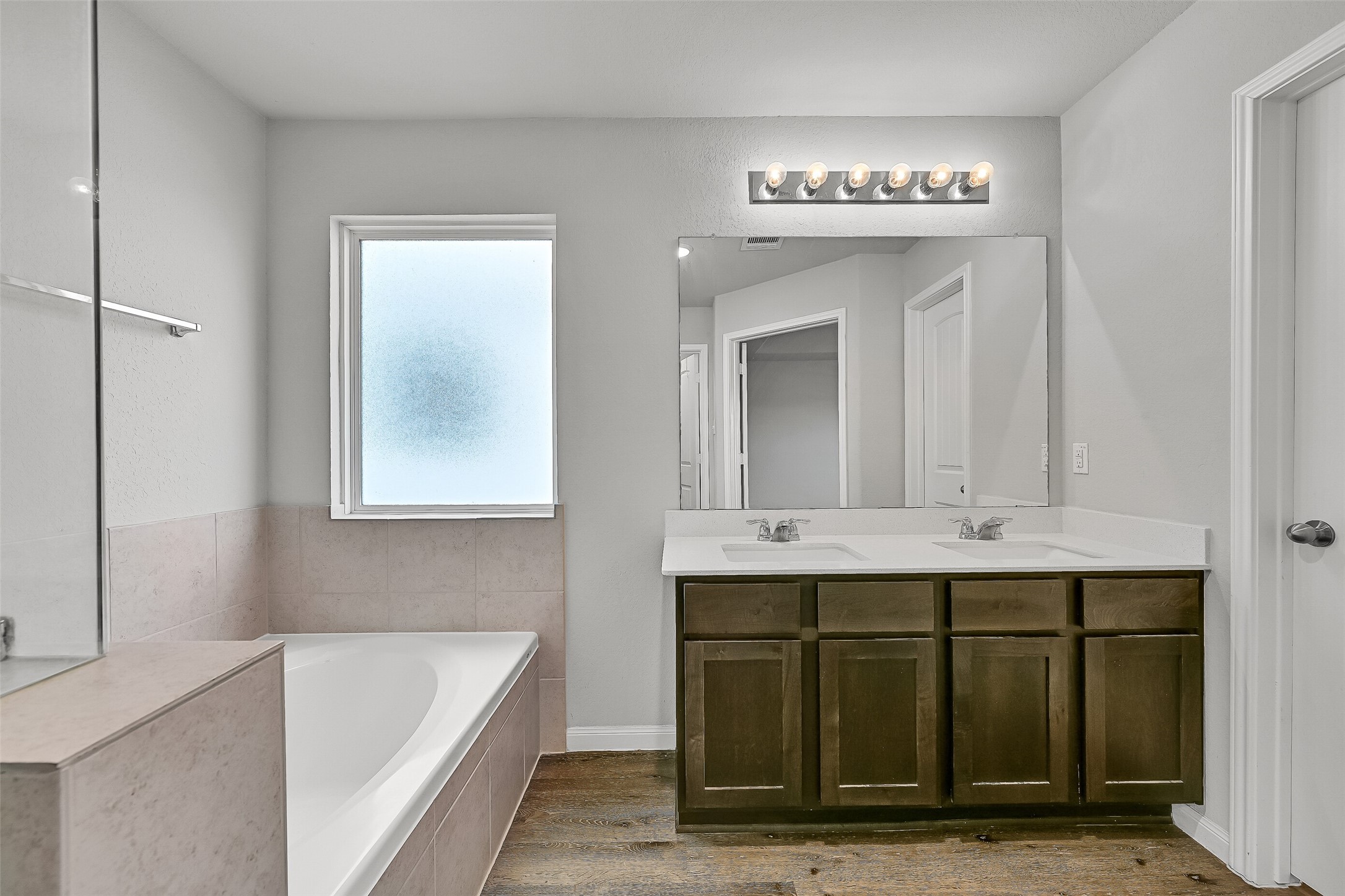 5407 James Michael Drive Rosharon, TX 77583 - Photo 16 of 32 a bathroom with a tub sink and mirror