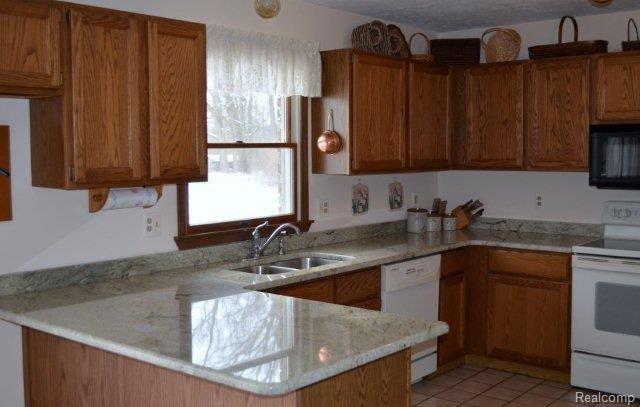 1392 Swarthout Road Pinckney, MI 48169 - Photo 5 of 20 Kitchen.jpg