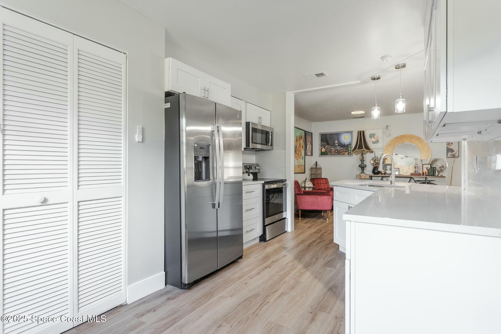431 Abello Road Southeast Palm Bay, FL 32909 - Photo 3 of 22 Kitchen